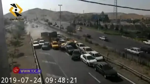 فیلم فاجعه جاده ای تبریز / کامیون ده ها خودرو را زیر گرفت
