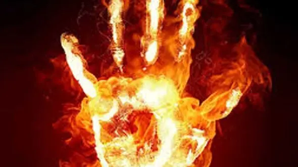 خودسوزی یک زن با بنزین درقبرستان مهاباد + فیلم