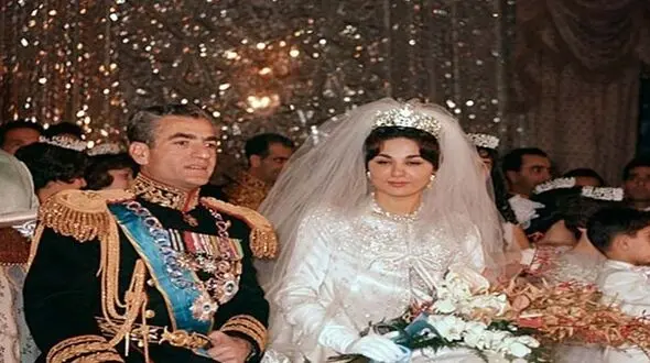 فیلم سفر در زمان  / عروسی شب یلدای محمدرضا پهلوی و فرح دیبا / جشن میلیونی وقتی که مردم قدرت خرید هندوانه چله نداشتند