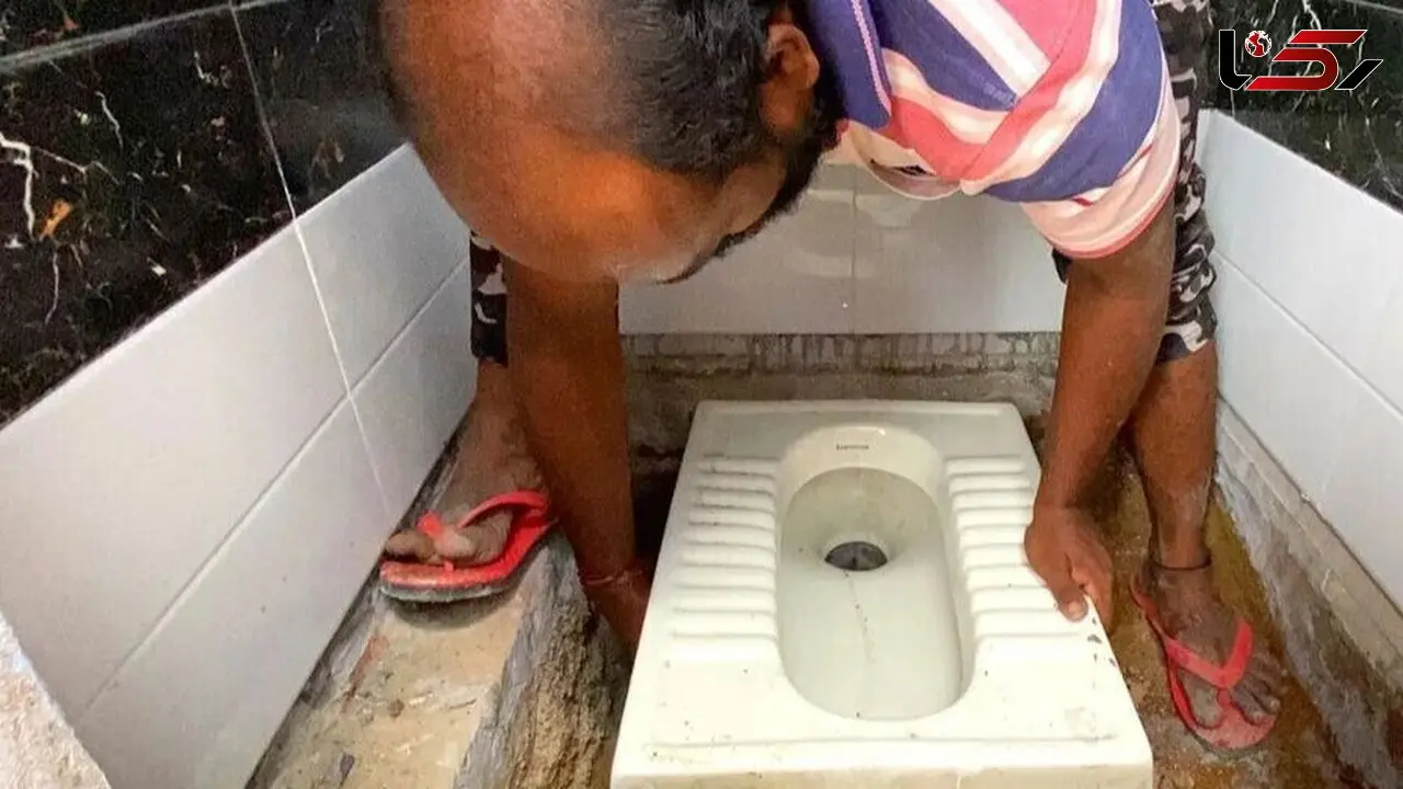 خلاقیت خنده دار و حماسه آفرین اوستا بنّا با طراحی و ساخت توالت در ورودی خانه اش /  دکترای حرفه ای حق توست