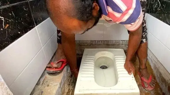 خلاقیت خنده دار و حماسه آفرین اوستا بنّا با طراحی و ساخت توالت در ورودی خانه اش /  دکترای حرفه ای حق توست