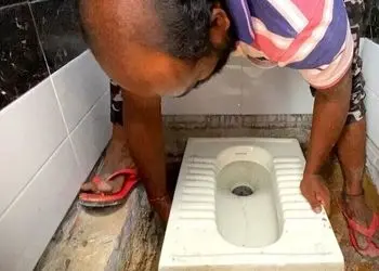 خلاقیت خنده دار و حماسه آفرین اوستا بنّا با طراحی و ساخت توالت در ورودی خانه اش /  دکترای حرفه ای حق توست