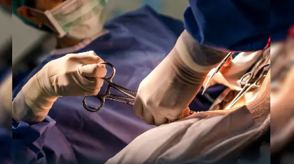  زن باردار عزرائیل را دید  / گاز پانسمان در شکمش جا مانده بود !