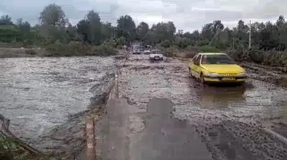پرواز بالگرد نجات برای امدادرسانی در میان سیل / 9 نفر به زندگی بازگشتند 