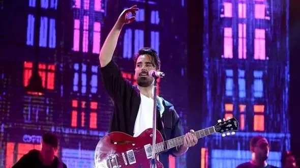 فیلم آواز خواین شاد / سهراب پاکزاد با دختر چشم ابرو مشکی چه دلی برد / همه همراهی میکنن