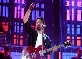 فیلم آواز خواین شاد / سهراب پاکزاد با دختر چشم ابرو مشکی چه دلی برد / همه همراهی میکنن