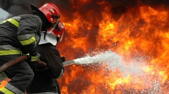 فیلم آتش گرفتن خودرو حمل جرثقیل در ایالات آریزونا آمریکا