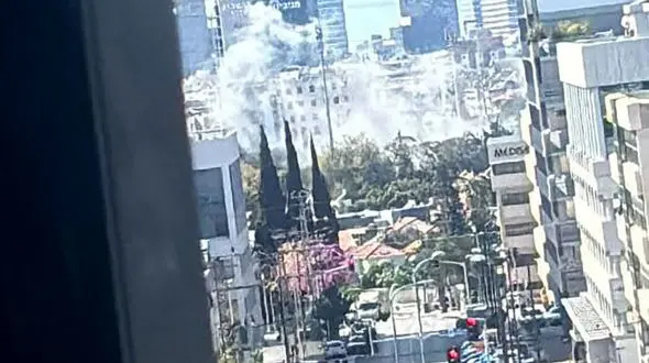 اولین تصاویر از انفجار در تل اویو با حمله موشکی ایران