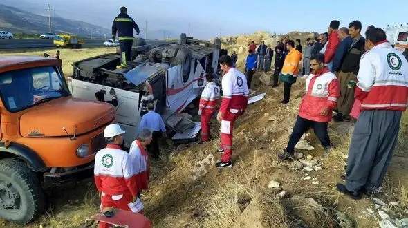 مرگ دلخراش یک زن در واژگونی اتوبوس در سقز/ 21 نفر روانه بیمارستان شدند +فیلم و عکس