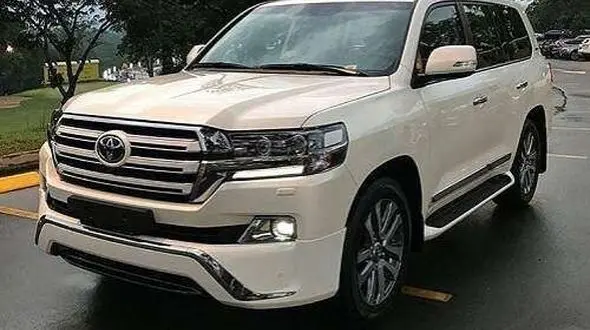 توقیف خودروی لاکچری قاچاق در بوشهر + عکس