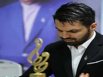 ساغر استاد شریف با لباسی که بوی تاریخ می‌داد / وقتی همسر امید معلم در جشن حافظ با استایل بانوان عصر داریوش همه را شگفت‌زده کرد! / اصالت با رنگ و بوی ایران