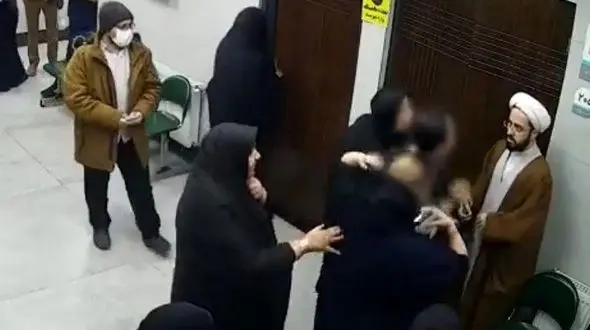 اولین گفت و گو با مدیر درمانگاه قم/ چگونه درگیری زن جوان با یک طلبه رخ داد