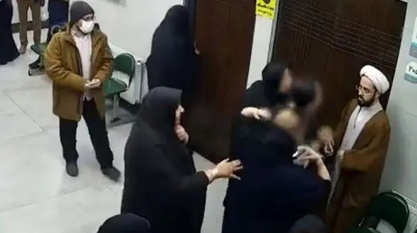 اولین گفت و گو با مدیر درمانگاه قم/ چگونه درگیری زن جوان با یک طلبه رخ داد