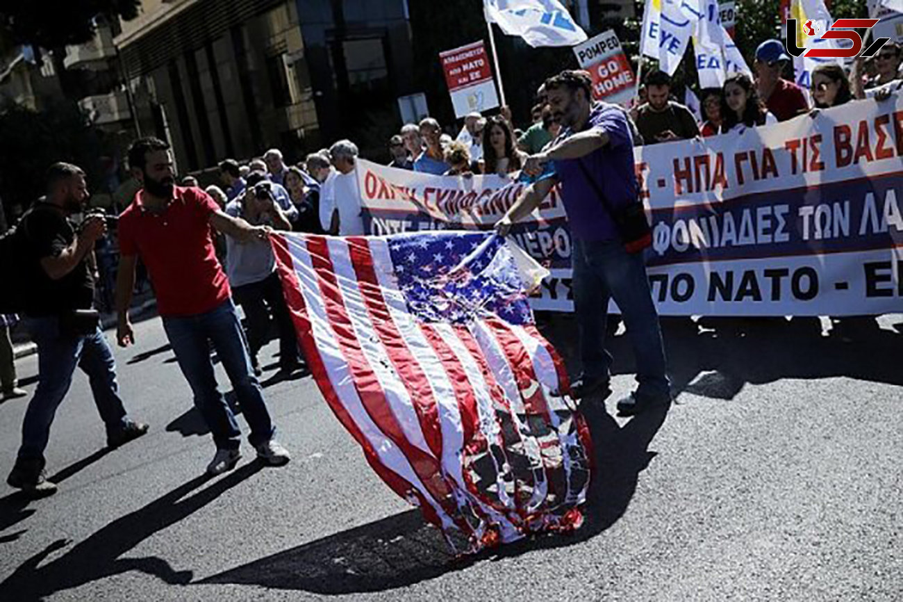 در اعتراض به سفر پمپئو به آتن؛ یونانی‌های معترض پرچم آمریکا را به آتش کشیدند