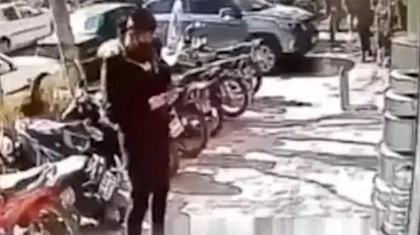 فیلم لحظه سرقت سرویس قابلمه در روز روشن