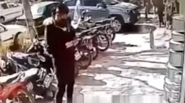 فیلم لحظه سرقت سرویس قابلمه در روز روشن