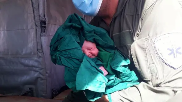 عکس زیبا / نوزاد دختر پای بالگرد ارتش متولد شد 