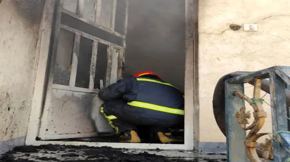 آتش سوزی اتاقک در پشت بام خانه مسکونی در شیراز 