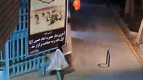 تصاویر دوربین مداربسته از رفتار تحسین برانگیز کودک کار با یک بنر مذهبی