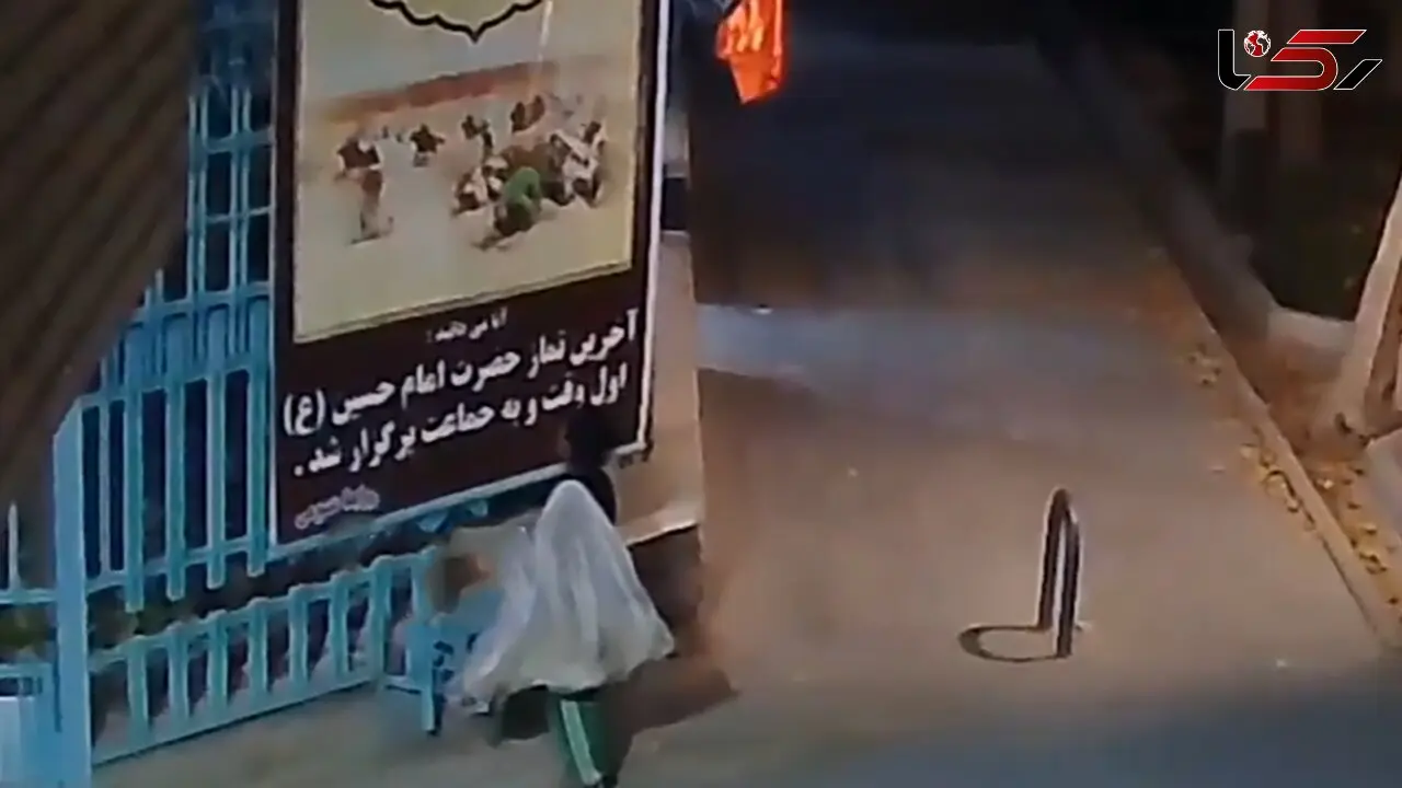 تصاویر دوربین مداربسته از رفتار تحسین برانگیز کودک کار با یک بنر مذهبی