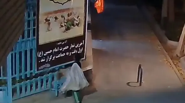 تصاویر دوربین مداربسته از رفتار تحسین برانگیز کودک کار با یک بنر مذهبی