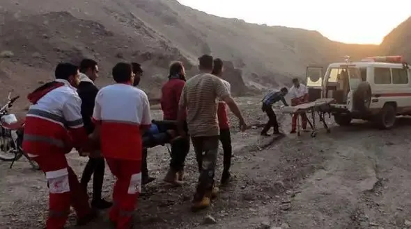 نجات زن عشایر مارگونی که از کوه سقوط کرده بود/ سالانه 30 نفر در این منطقه دچار حادثه می شوند