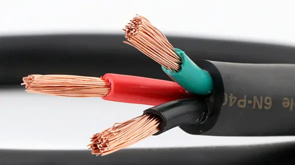 بببینید / لحظه هولناک مرگ یک مرد بعد از سقوط کابل برق روی سرش!