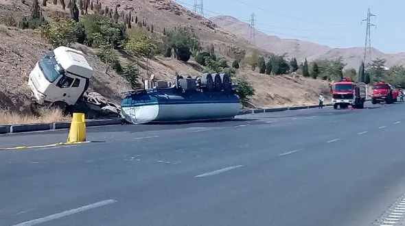 واژگونی تانکر در اراک در اثر ترکیدن لاستیک