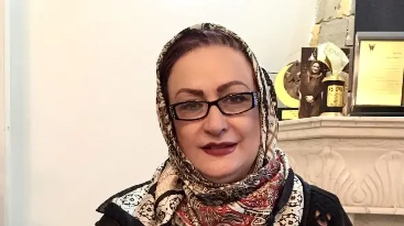 فیلم حضور پرانرژی و شور مریم امیر جلالی  کنسرتِ باشکوه علی زندوکیلی در برج میلاد تهران+ استایل شیک خانم بازیگر روی صندلی وی آی پی