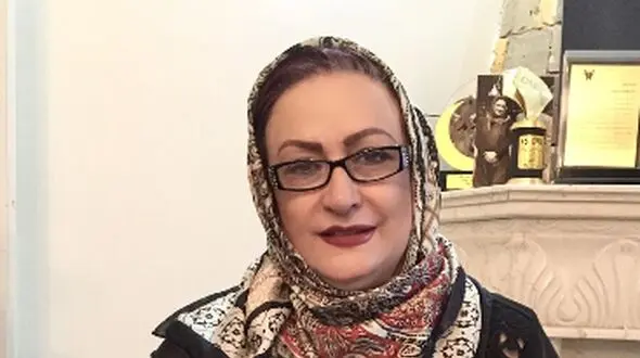 فیلم حضور پرانرژی و شور مریم امیر جلالی  کنسرتِ باشکوه علی زندوکیلی در برج میلاد تهران+ استایل شیک خانم بازیگر روی صندلی وی آی پی
