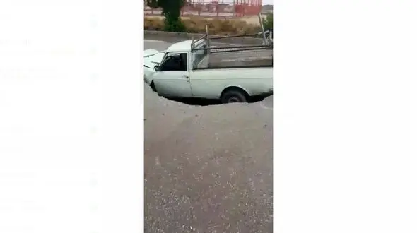 فیلم بلعیده شدن یک وانت پیکان در زمین ! / راننده بدشانس بود یا خوش شانس !؟