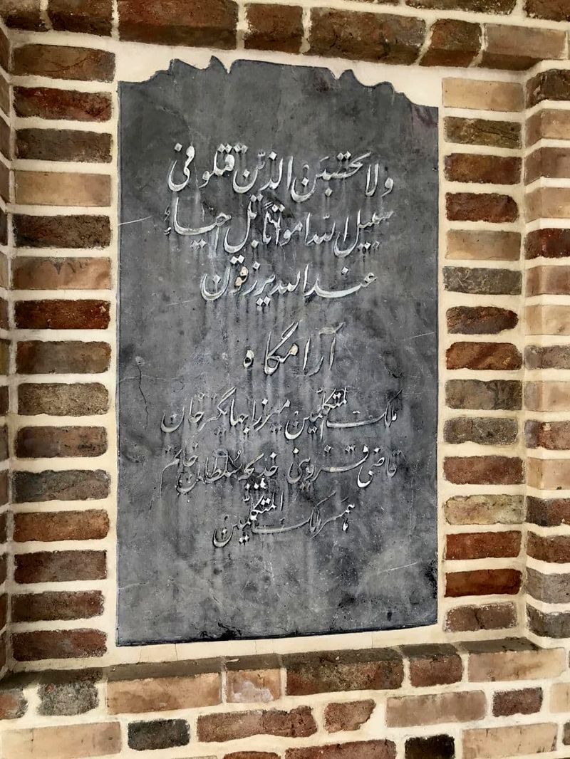 دیوار محل دفن ‎صوراسرافیل و ‎ملک‌المتکلمین خراب شده    
