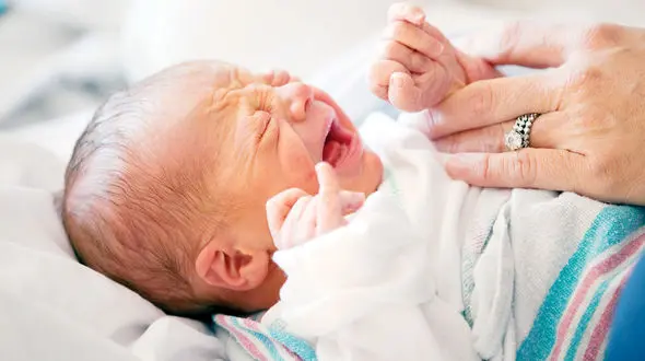  قولنج نوزاد چیست و چه ارتباطی با گریه‌های پیاپی دارد؟