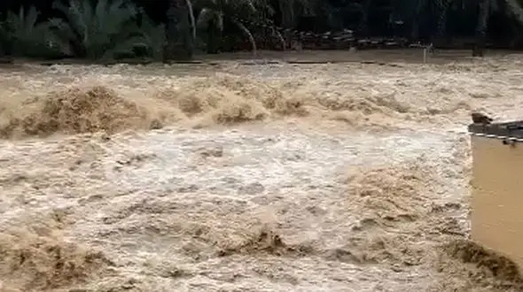 از لحظه جاری شدن سیل تا خورد شدن شیشه روی مرد موتور سوار