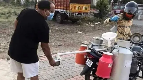 ابتکار جالب مرد شیرفروش برای فاصله گذاری اجتماعی + فیلم