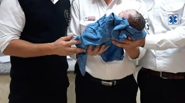 عجول ترین نوزاد خمینی شهر وسط راه متولد شد!/ اورژانس سنگ تمام گذاشت