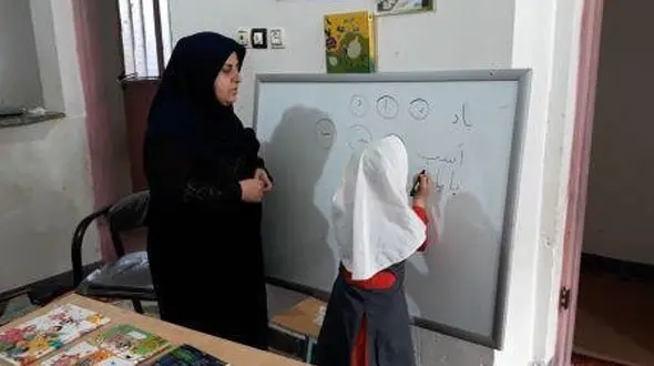 وقتی معلم فداکار کلاس درس را به خانه زهرای بیمار برد / بسیج شدن یک روستا برای بیماری دختر 7 ساله