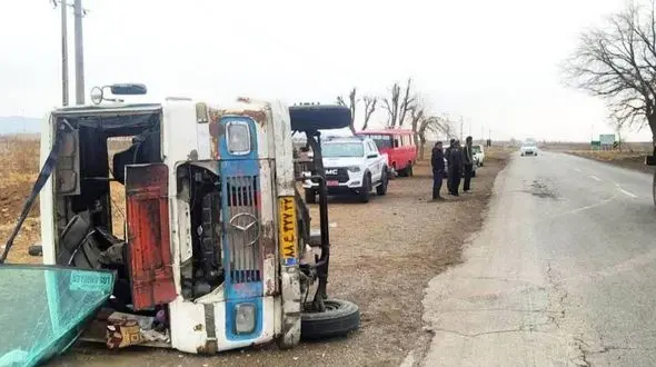 فاجعه در محور فیروزه-خوشاب / واژگونی سرویس مدرسه جان ۱۵ دانش‌آموز را به خطر انداخت!