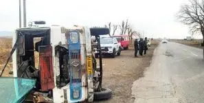 فاجعه در محور فیروزه-خوشاب / واژگونی سرویس مدرسه جان ۱۵ دانش‌آموز را به خطر انداخت!