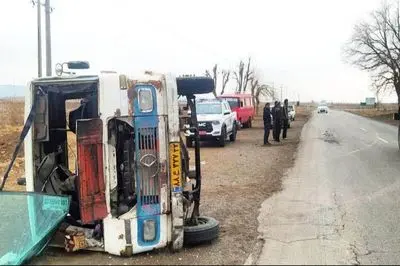 فاجعه در محور فیروزه-خوشاب / واژگونی سرویس مدرسه جان ۱۵ دانش‌آموز را به خطر انداخت!