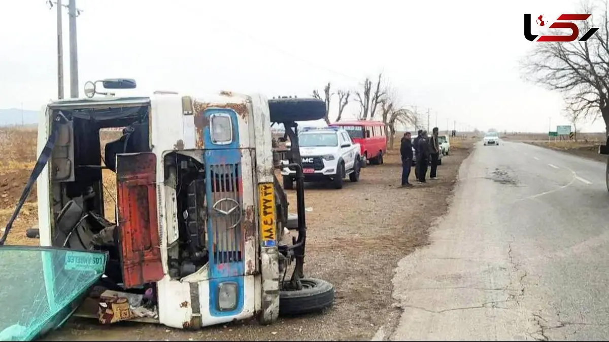 فاجعه در محور فیروزه-خوشاب / واژگونی سرویس مدرسه جان ۱۵ دانش‌آموز را به خطر انداخت!