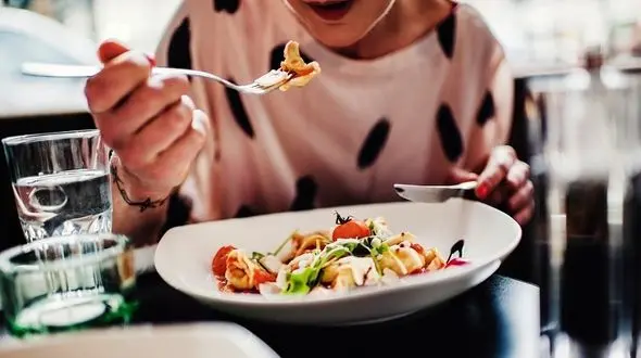 عادت های مضر که بعد از غذا خوردن باید ترک شوند