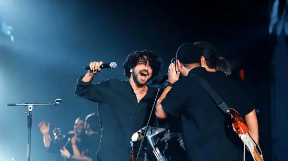 فیلم آواز شاد / عرفان طهماسبی کنسرتش ورژن جدید چشم و دلوم روشن رو خوند سالن ترکید بمب شده ...