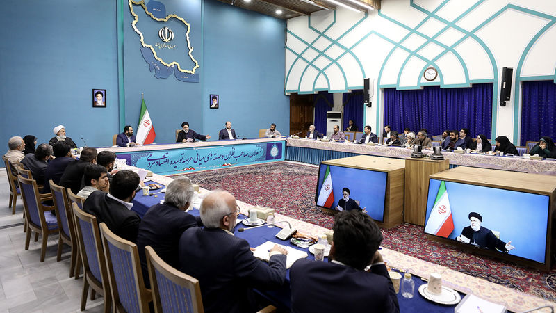 آیت الله سید ابراهیم رئیسی در آخرین نشست از دیدارهای رمضانی خود، با جمعی از مسئولان، صاحب‌نظران و حلقه‌های میانی عرصه تولید و اقتصاد مردمی به گفتگو پرداخت. 