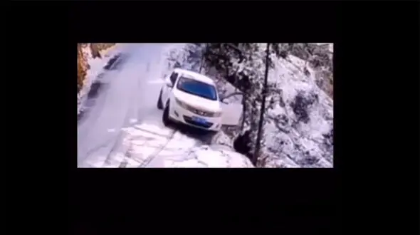 ببینید / واکنش راننده به سقوط خودرو در دره