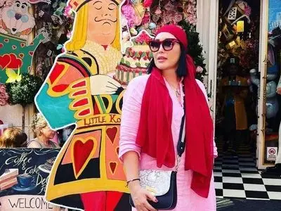 فیلم/ جشن تولد مجلل و باشکوه همسر محمد علیزاده و  دخترش باهم / سارا منجزی پور با این همه دیزاین و گل و درخت کریسمس نشون داد چقدر هزینه کردن!