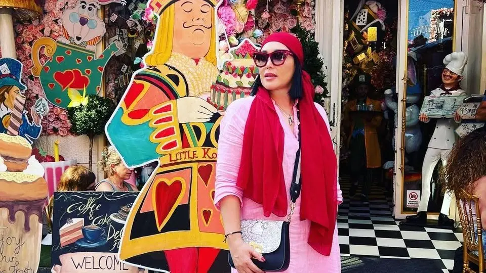 جشن تولد مجلل و باشکوه همسر محمد علیزاده و دخترش باهم / سارا منجزی پور با این همه دیزاین و گل و درخت کریسمس نشون داد چقدر هزینه کردن!