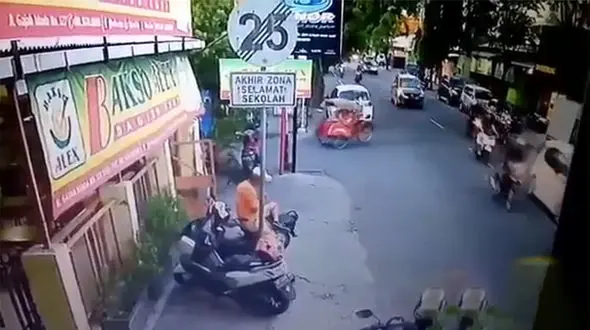 ببینید /تصادف وحشتناک موتورسوار و خودرو در سه راهی + فیلم وحشت آور