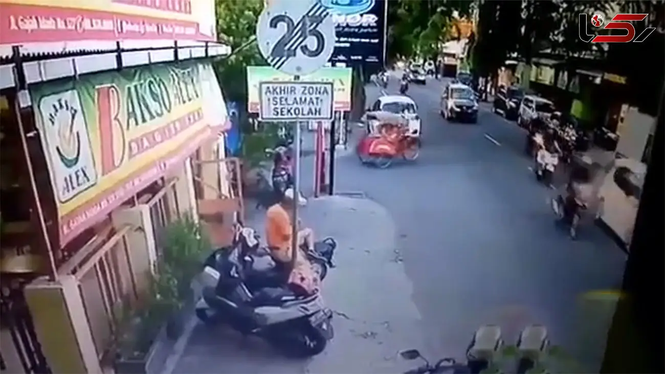 ببینید /تصادف وحشتناک موتورسوار و خودرو در سه راهی + فیلم وحشت آور