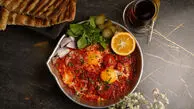 طرز تهیه املت با ژامبون و گوجه فرنگی و هالوپینو و پیاز و جعفری!